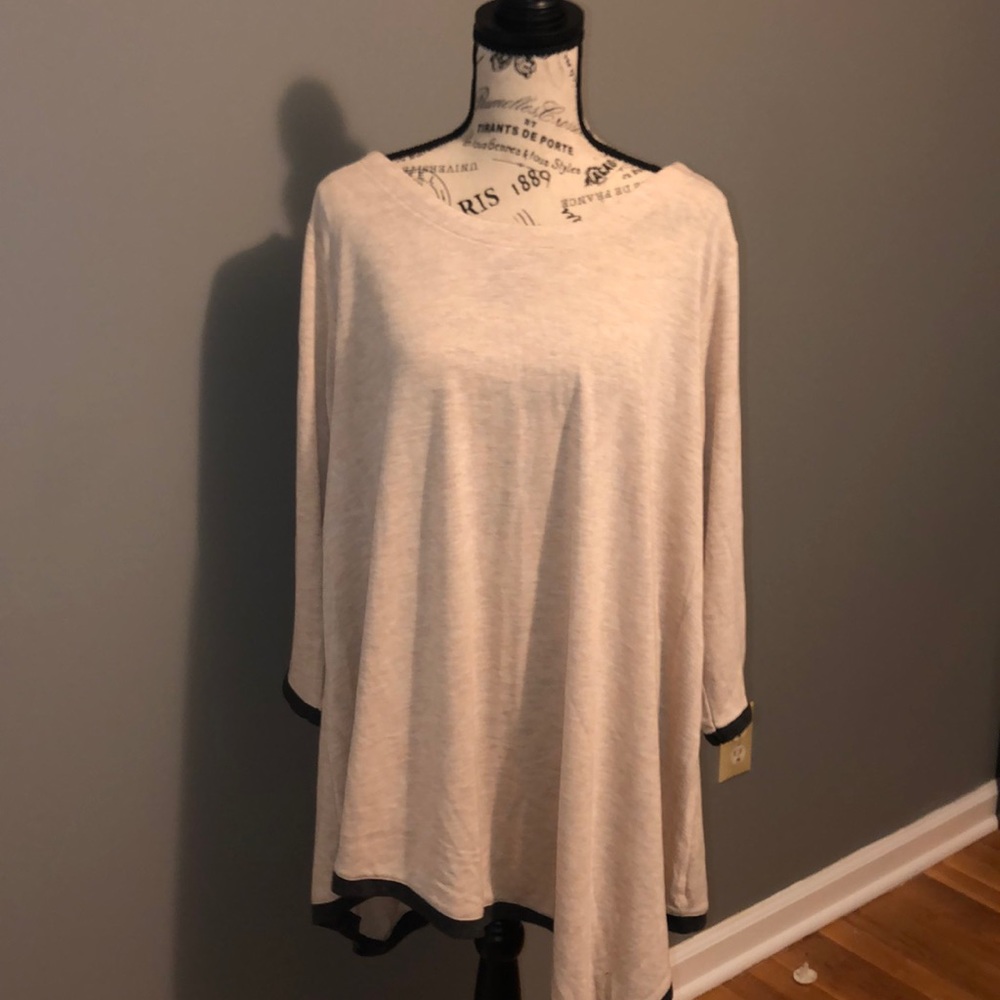 3/$20 Chelsea & Theodore Knit Tunic